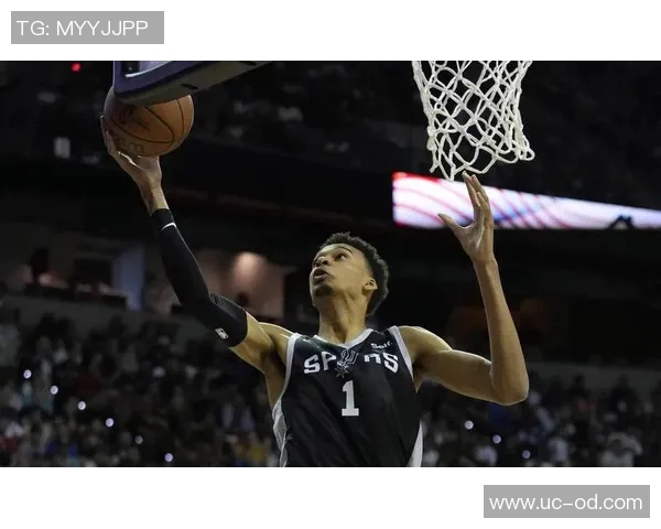 文班亚马砍下24分15板表现惊艳马刺新赛季比赛引发广泛关注